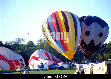 Heißluft-Ballon-Display an Leeds Castle, Kent, England Stockfoto