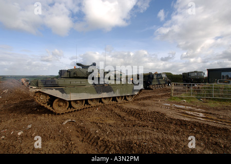 Chieftan Tank in Aktion in schlammigen Feld in Bude. Cornwall Stockfoto