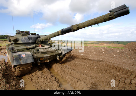 Chieftan Tank in Aktion in schlammigen Feld in Bude. Cornwall Stockfoto