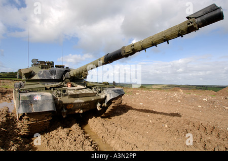 Chieftan Tank in Aktion in schlammigen Feld in Bude. Cornwall Stockfoto