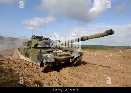 Chieftan Tank in Aktion in schlammigen Feld in Bude. Cornwall Stockfoto