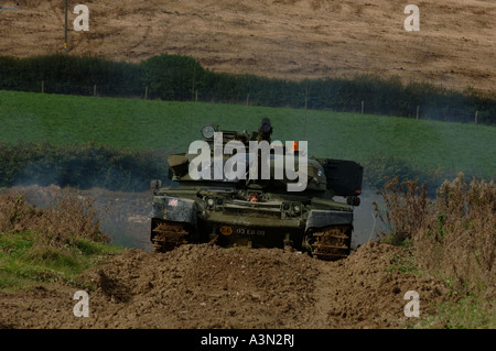 Chieftan Tank in Aktion in schlammigen Feld in Bude. Cornwall Stockfoto