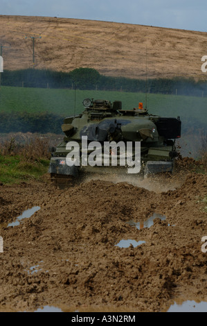 Chieftan Tank in Aktion in schlammigen Feld in Bude. Cornwall Stockfoto