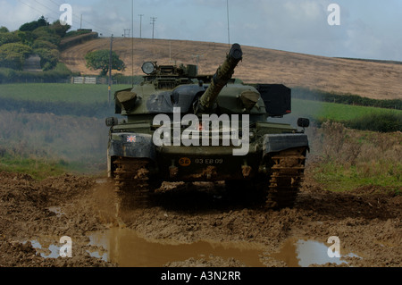 Chieftan Tank in Aktion in schlammigen Feld in Bude. Cornwall Stockfoto