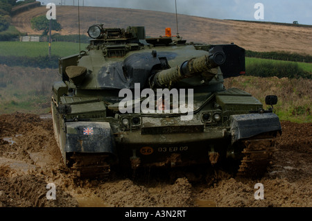 Chieftan Tank in Aktion in schlammigen Feld in Bude. Cornwall Stockfoto