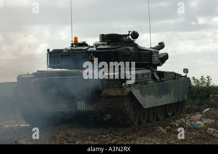 Chieftan Tank in Aktion in schlammigen Feld in Bude. Cornwall Stockfoto