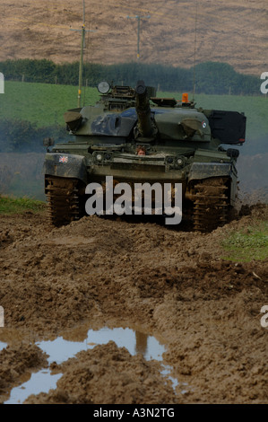 Chieftan Tank in Aktion in schlammigen Feld in Bude. Cornwall Stockfoto