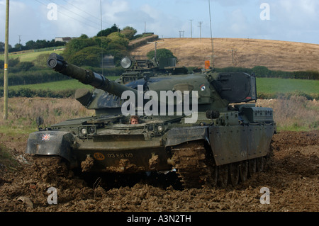 Chieftan Tank in Aktion in schlammigen Feld in Bude. Cornwall Stockfoto