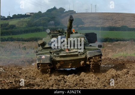 Chieftan Tank in Aktion in schlammigen Feld in Bude. Cornwall Stockfoto