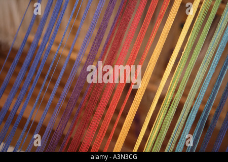 Textilien-Regenbogen farbige Fäden Wolle auf dem Webstuhl in der Loch Arthur Community weavery in der Nähe von Beeswing Dumfries Schottland gefärbt Stockfoto