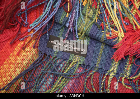 Textilien-Regenbogen farbige Fäden Wolle auf dem Webstuhl in der Loch Arthur Community weavery in der Nähe von Beeswing Dumfries Schottland gefärbt Stockfoto