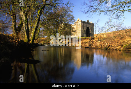 Die Vorahnung unheimlich böse einsam Ruinen der Hermitage Castle spiegelt sich in Hermitage Wasser schottischen Grenzen Scotland UK Stockfoto