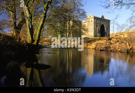 Die Vorahnung unheimlich böse einsam Ruinen der Hermitage Castle spiegelt sich in Hermitage Wasser schottischen Grenzen Schottland Großbritannien Stockfoto