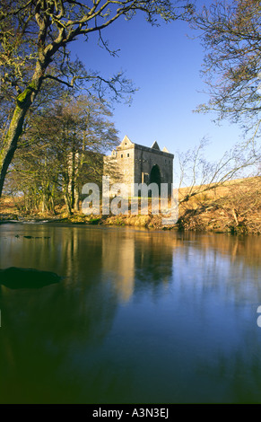 Licht des frühen Morgens auf die unheimliche einsame Ruine böse Ruine des Hermitage Castle in der Nähe Newcastleton schottischen Grenzen Scotland UK Stockfoto