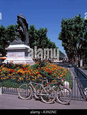 Allées Paul Riquet und Statue von Riquet in Béziers Stockfoto