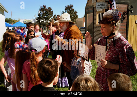 Akteure in Cowboy-Kostüme führen Pistole Schutzklasse für Kinder. Stockfoto