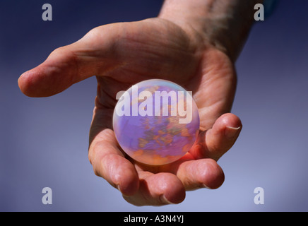 Globus. Menschliche Hand, die eine Erdkugel hält. Helfende Hand. Internationale Bildung, Chancen Stockfoto