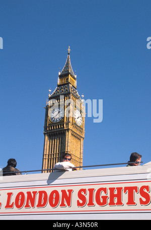 England Großbritannien UK London Parliament Square offener Touristenbus mit Touristen, die an dem historischen Wahrzeichen von Big Ben vorbeifahren. UNESCO-Weltkulturerbe Stockfoto