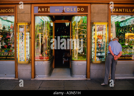 Plaza Mayor, Schaufenster des Stadtplatzes, Madrid, Spanien. Farbenfroher Laden, in dem Touristenandenken und spanische Schmuckstücke verkauft werden Stockfoto