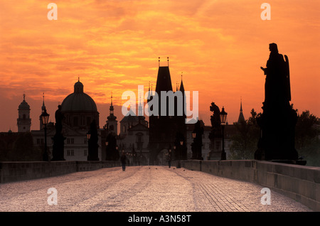 Sonnenaufgang auf der Karlsbrücke über die Moldau, Prag, Tschechische Republik Stockfoto