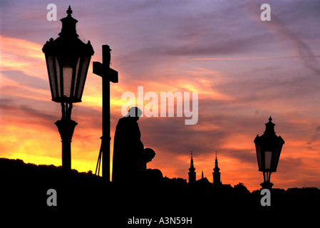 Statuen am Sonnenuntergang, Karlsbrücke über die Moldau, Prag, Tschechische Republik Stockfoto