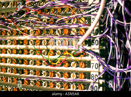 Telefonkabel der Schalttafel. Alte, veraltete, altmodische, veraltete zentrale elektrische Schalttafelleitungen. Veraltetes Kommunikationssystem. Stockfoto