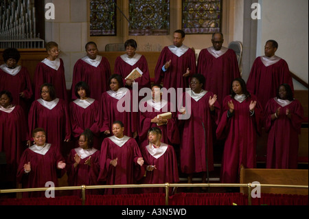 Chor während der Messe am Sonntagmorgen im Abyssinian Baptist Church in Harlem, uptown New York City USA 10. Oktober 2005 Stockfoto