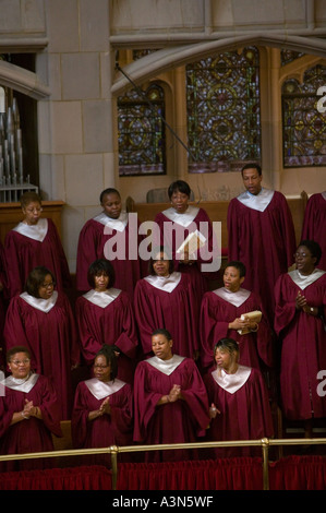 Chor während der Messe am Sonntagmorgen im Abyssinian Baptist Church in Harlem, uptown New York City USA 10. Oktober 2005 Stockfoto