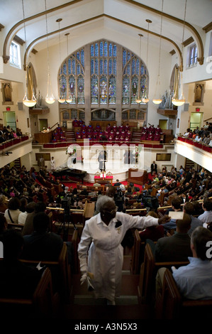 Weibliche Usher händigt Gebet Blätter während der Messe am Sonntagmorgen im Abyssinian Baptist Kirche Harlem uptown New York Oktober 2005 Stockfoto