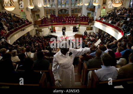 Eine weibliche Usher händigt Gebet Blätter während der Messe am Sonntagmorgen im Abyssinian Baptist Church in Harlem, uptown New York 2005 Stockfoto