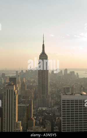 Blick auf Midtown Manhattan und das Empire State Building aus Bildfläche auf Rockefeller Center in New York Stockfoto