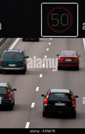 Elektro Zeichen für Höchstgeschwindigkeit über eine Autobahn Stockfoto