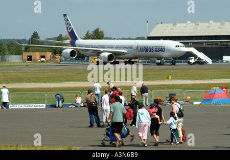 Airbus A340-600 Zuschauer und Besucher Farnborough Air show Stockfoto