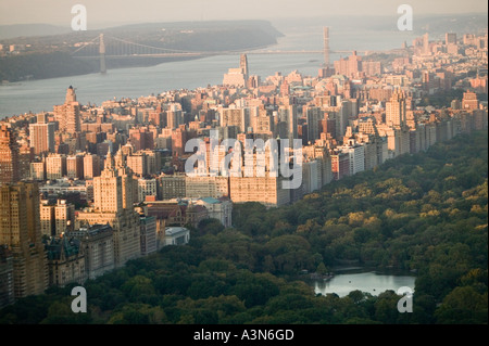 Uptown Blick auf Midtown Manhattan und das Empire State Building aus dem oberen Felsen Anzeigebereich oben auf das Rockefeller Center Stockfoto