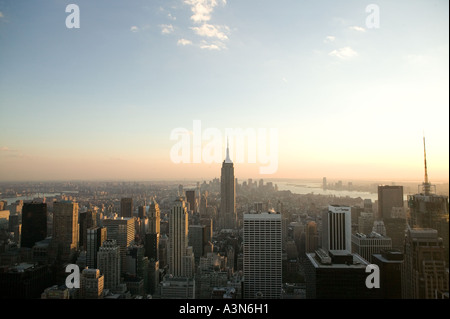 Blick auf Manhattan & Empire State Building vom Top of the Rock des Rockefeller Center in New York USA Oktober 2005 Stockfoto