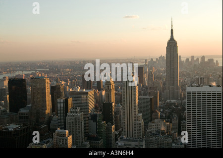 Blick auf Manhattan & Empire State Building vom Top of the Rock des Rockefeller Center in New York USA Oktober 2005 Stockfoto