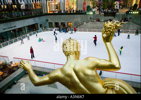 Blick auf die Eisbahn am Rockefeller Center Plaza in New York City USA Oktober 2005 Stockfoto