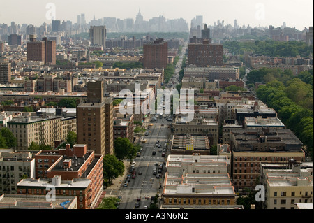 Nach Süden auf der Suche Luftbild von Harlem Frederick Douglass 8th Ave Avenue in Richtung Central Park und Midtown Manhattan in New Stockfoto