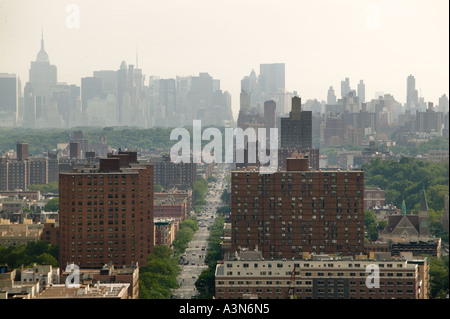 Süden nach Ansicht von Harlem, Frederick Douglass 8th Ave in Richtung Central Park und Midtown Manhattan in New York City USA Jun Stockfoto