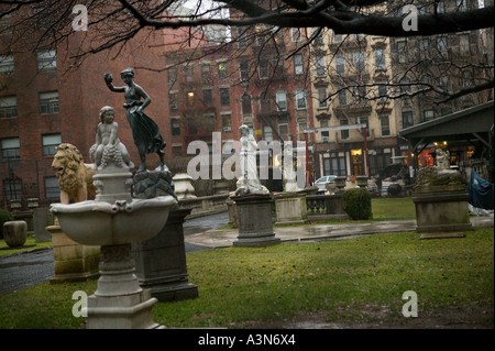 Brunnen & Gartenverzierungen auf Verkauf in der Elizabeth Street Gallery in NoLIta Nachbarschaft von New York USA Januar 2006 Stockfoto