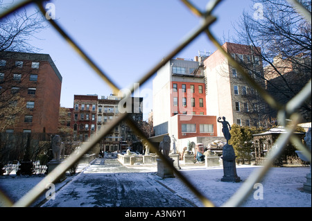 Brunnen & Gartenverzierungen auf Verkauf in der Elizabeth Street Gallery in NoLIta Nachbarschaft von New York USA Januar 2006 Stockfoto