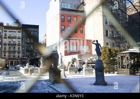 Brunnen & Gartenverzierungen auf Verkauf in der Elizabeth Street Gallery in NoLIta Nachbarschaft von New York USA Januar 2006 Stockfoto