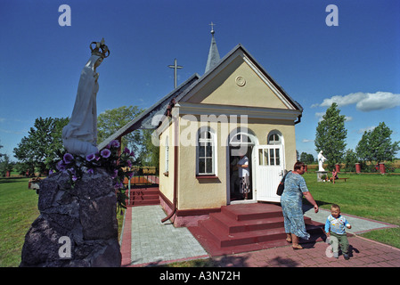 Eine Figur der Heiligen Mutter und eine Kapelle, Polen Stockfoto