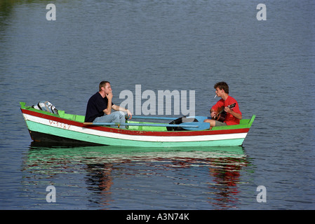 Zwei junge Männer auf einem Ruderboot im Galve See, Litauen Stockfoto