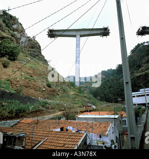 PFEILER EINER BRÜCKE UNTER BAU ÜBER SAO JOAO RIVER FUNCHAL MADEIRA ISLAND-PORTUGAL Stockfoto