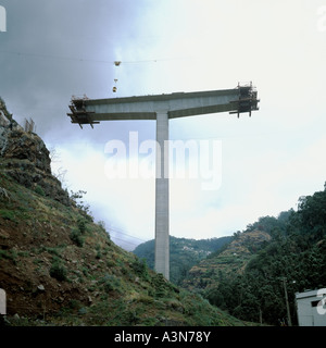 PFEILER EINER BRÜCKE UNTER BAU ÜBER SAO JOAO RIVER FUNCHAL MADEIRA ISLAND-PORTUGAL Stockfoto