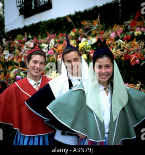 Herr drei junge Frauen mit traditionellen Kostümen auf Madeira Die Insel Madeira Portugal EUROPA Stockfoto