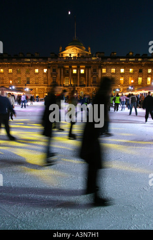 Menschen, die auf temporäre Eisbahn in London Stockfoto