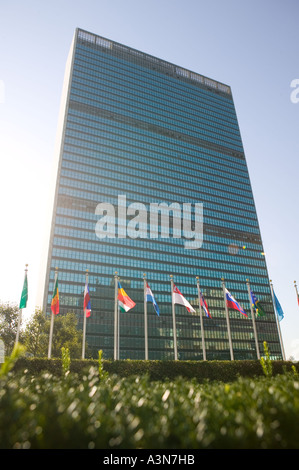 Flagge der Vereinten Nationen fliegt auf einem Mast durch das UN-Generalsekretariat ausgehend von 2. September 1st Avenue in New York City-NY-USA Stockfoto