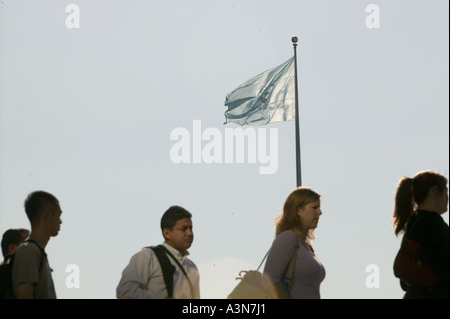 Menschen warten in der Schlange zu den Vereinten Nationen geben aufbauend auf 1st Avenue in New York City-NY-USA, September 2005 Stockfoto